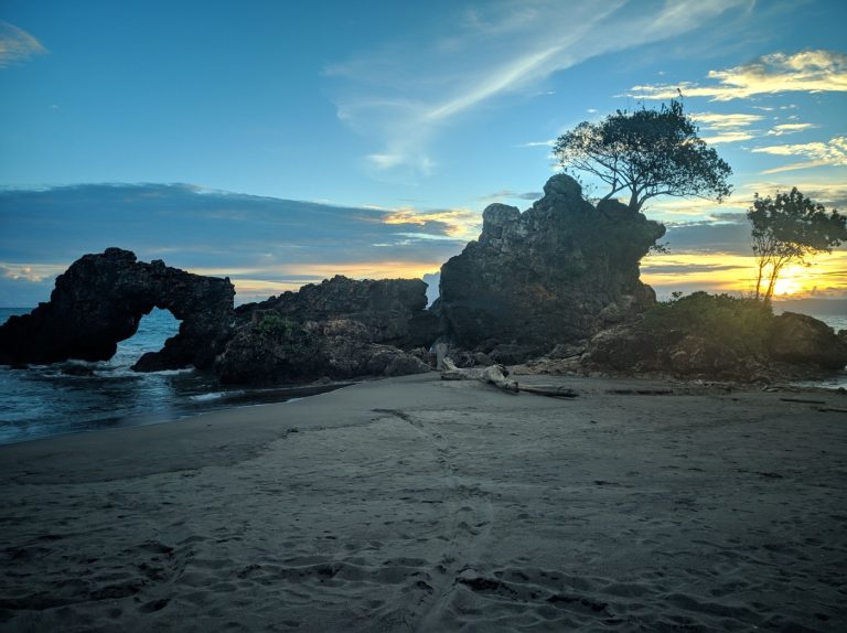 Karang Bolong |Keindahan Alam Eksotis di Pantai Selatan Jawa