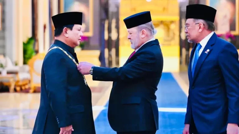 Prabowo Menerima Tanda Kehormatan Darjah Kerabat Johor di Malaysia