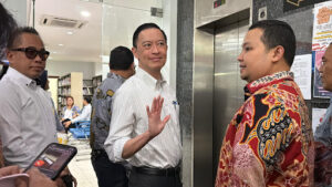 Mantan Menteri Perdagangan, Thomas Trikasih Lembong atau yang akrab disapa Tom Lembong, mendatangi Kantor Ombudsman RI di Jakarta bersama kuasa hukumnya. Kedatangannya bertujuan menyampaikan keluhan terkait proses audit kerugian negara oleh Badan Pengawasan Keuangan dan Pembangunan (BPKP), dalam perkara dugaan korupsi importasi gula di Kementerian Perdagangan.

Ketua Ombudsman RI, Mokhammad Najih, mengungkapkan bahwa laporan tersebut berfokus pada proses audit, bukan pada personal auditor. “Proses auditnya yang dilaporkan, ini masih kita dalami,” ujarnya pada Selasa (12/8).

Proses Keberatan Sebelum Lapor ke Ombudsman
Sebelum melapor, Tom Lembong sudah terlebih dahulu mengajukan keberatan langsung ke BPKP. Namun, menurut Najih, keberatan tersebut belum mendapatkan respons selama berbulan-bulan, sehingga langkah berikutnya adalah mengadukan masalah ini ke Ombudsman.

Ombudsman saat ini masih menelaah isi laporan untuk menentukan apakah terdapat unsur malaadministrasi atau tidak. “Kami belum tahu apakah ada pelanggaran prosedur, masih dalam tahap telaah,” tegas Najih.

Dugaan Ketidaksesuaian Data dan Metode Audit
Berdasarkan dokumen yang diserahkan tim hukum, Tom Lembong menduga terdapat ketidaksesuaian metode dan data yang digunakan BPKP dalam audit tahun 2025.

Menurutnya, auditor BPKP mendasari perhitungan bea masuk menggunakan gula kristal putih (GKP), padahal impor yang dilakukan adalah gula kristal mentah (GKM). Selain itu, ada dugaan kesalahan penetapan HS code yang dinilai keliru secara substansial.

Tom juga menyoroti adanya dugaan pelanggaran prinsip profesionalisme dan objektivitas oleh auditor, bahkan menyebut bahwa saat persidangan, pihak auditor tidak dapat menjelaskan dasar perhitungannya secara memadai.

Kerugian Negara yang Berubah-ubah
Hal lain yang menjadi sorotan adalah inkonsistensi angka kerugian negara. Menurut Tom, jumlah kerugian yang dilaporkan auditor BPKP selalu berubah, sehingga menimbulkan pertanyaan terkait kredibilitas hasil audit tersebut.

Meski melayangkan laporan, Tom mengingatkan publik untuk tidak menyalahkan atau merundung auditor secara personal. Ia menegaskan bahwa aduannya ditujukan pada proses audit secara keseluruhan, bukan individu. “Tolong auditor muda, Ibu CK, jangan di-bully di media sosial. Beliau hanya menjalankan tugas,” kata Tom.

Langkah Lanjut Ombudsman
Ombudsman akan mempelajari laporan Tom Lembong secara menyeluruh sebelum memutuskan langkah selanjutnya. Jika ditemukan pelanggaran prosedur atau maladministrasi, lembaga ini dapat memberikan rekomendasi perbaikan proses audit kepada BPKP.

Kasus ini menjadi sorotan publik karena menyangkut transparansi proses audit negara dan integritas lembaga pengawas. Bagi Tom Lembong, persoalan ini bukan hanya menyangkut status hukumnya, tetapi juga reputasi dan kredibilitas pribadi.

