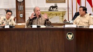 Prabowo Serahkan Bintang Jasa Utama kepada Pengusaha AS Ray Dalio