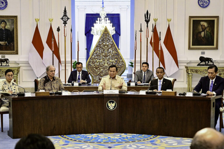 Prabowo Serahkan Bintang Jasa Utama kepada Pengusaha AS Ray Dalio