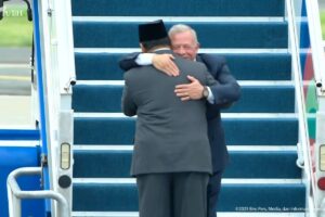 Pelukan Hangat Prabowo Subianto Saat Menyambut Raja Abdullah II