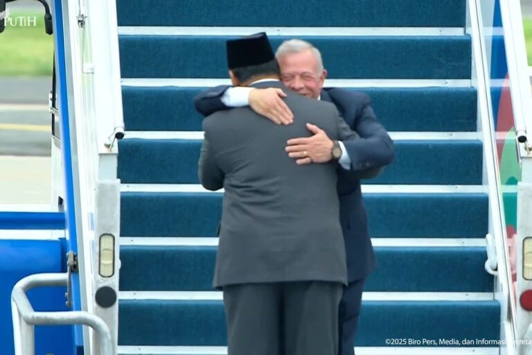 Pelukan Hangat Prabowo Subianto Saat Menyambut Raja Abdullah II