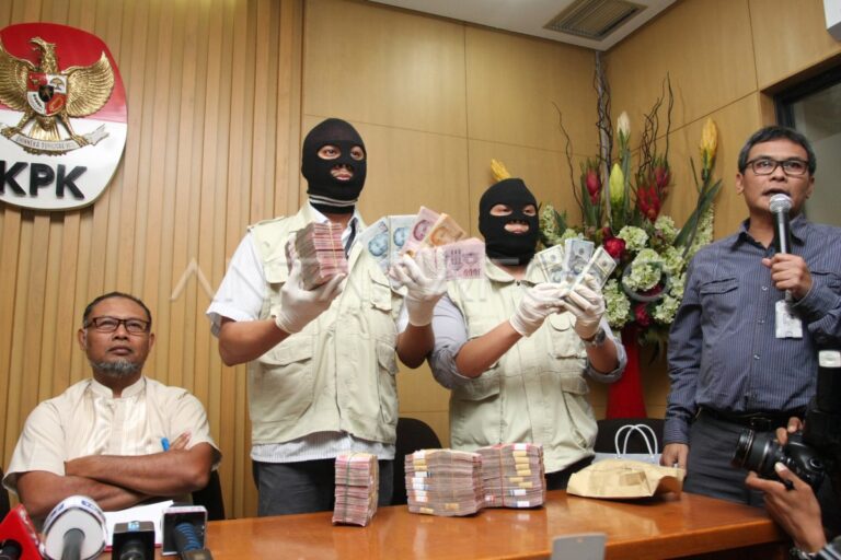 Gubernur Riau Terjerat OTT, KPK Amankan Bukti Uang Tunai