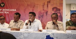 Seskab Teddy Soroti Program Rehabilitasi di Sumatera