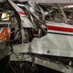 Momen Menegangkan Saat KA Argo Bromo Datang di Bekasi Timur